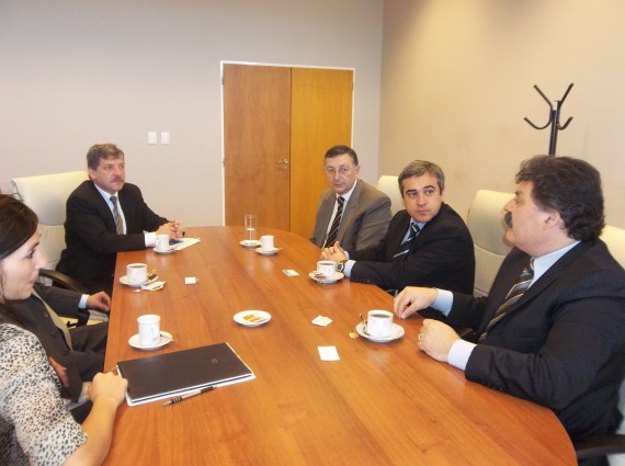 El ministro Walter Padula en reunión con representantes del banco Credicoop.