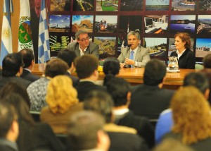 El gobernador de San Luis, CPN. Claudio Poggi junto al ministro Tula Barale y Rosario Bragagnolo.