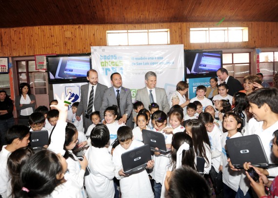 Los chicos de la escuela Sargento Baigorria recibieron sus computadoras.