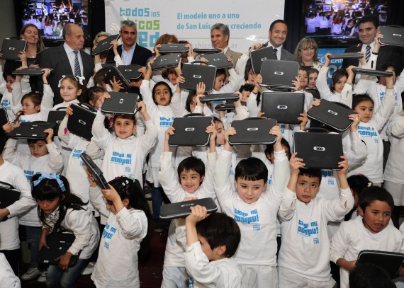 El Gobernador Claudio Poggi entregó 145 computadoras a los chicos de primer grado de las escuelas ‘Vicente Dupuy’ y ‘Provincia de Corrientes’. 