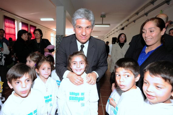 La alegría de los chicos que esperaron ansiosos la llegada del gobernador.