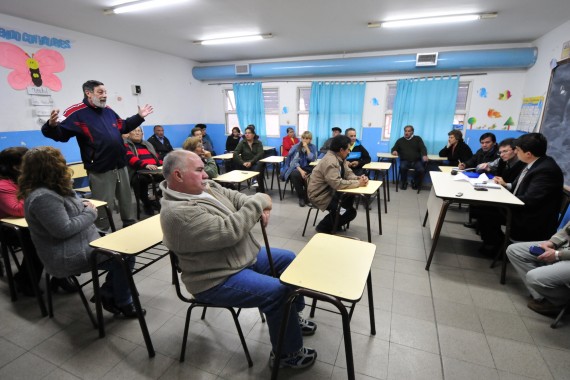 El jefe del Programa Seguridad y Planeamiento, Diego Masci, junto a personal policial, se reunieron con los vecinos del barrio San Luis XXIII.