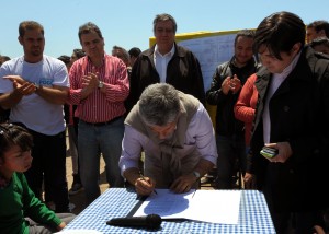 El gobernador firmó el decreto para la pavimentación la calle del Barrio 9 de Julio.