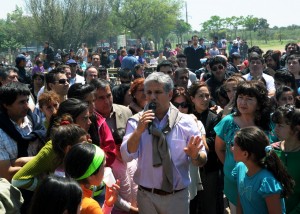 El gobernador junto a los vecinos del Barrio 9 de Julio.