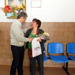 Poggi saluda a una madre en uno de los pasillos del Hospital