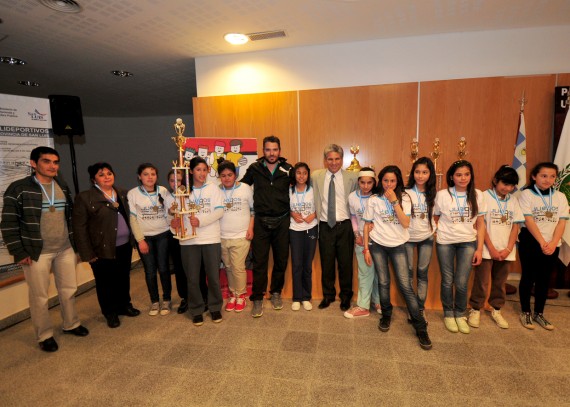 Los alumnos de los equipos campeones de básquet, vóley, fútbol y hándbol de las etapas regionales recibieron este martes sus premios de mano del Gobernador Claudio Poggi.