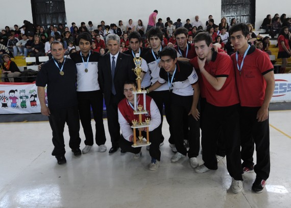 El Gobernador junto algunos de los chicos premiados.