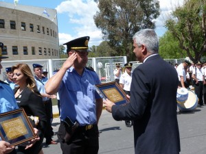 El Vicegobernador entregando una plaqueta de reconocimiento.