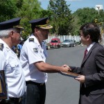 El ministro Mones Ruiz haciendo entrega de una plaqueta.