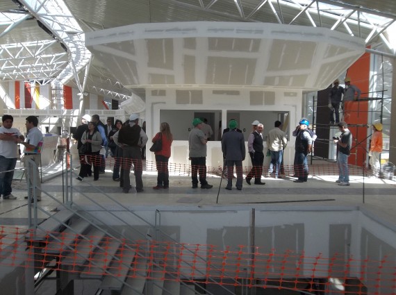 Los empresarios y agencieros durante la recorrida en la Estación Terminal de Ómnibus.