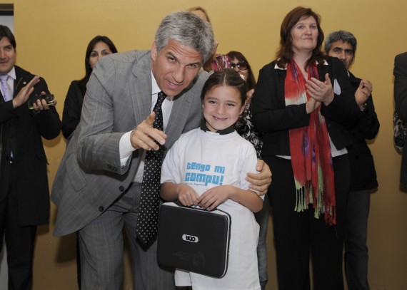 El Gobernador junto a una alumna del Instituto Causay que recibió su computadora