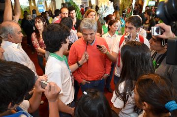 Los chicos entrevistaron al gobernador Claudio Poggi.