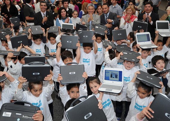 Cientos de chicos con las compus en alto. Una imagen ya tradicional de alegría e inclusión que se repite en cada entrega de computadoras.