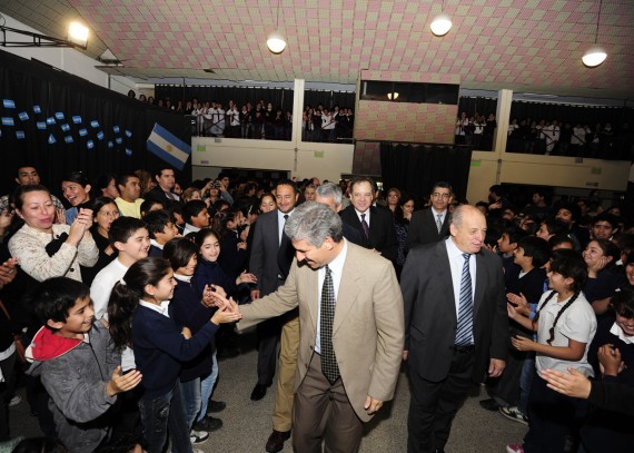 Claudio Poggi junto al intendente de Mercedes, Mario Merlo saludan a los chicos de la escuela 