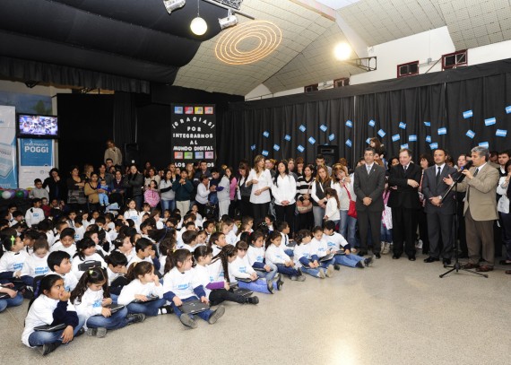 Los chicos de la escuela experimental 'Vicente Lucero' recibieron sus computadoras