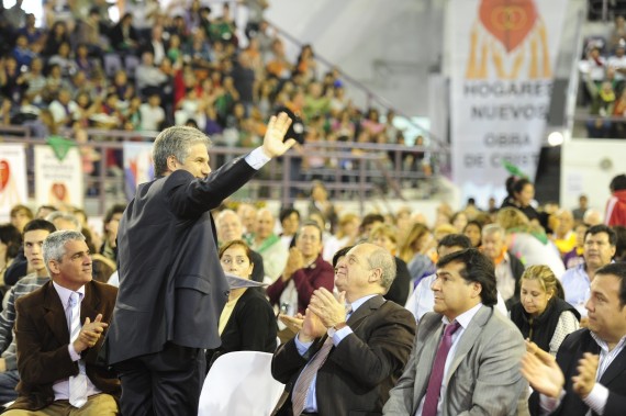 Poggi saluda a la gente. El Mandatario participó del acto en el Ave Fénix