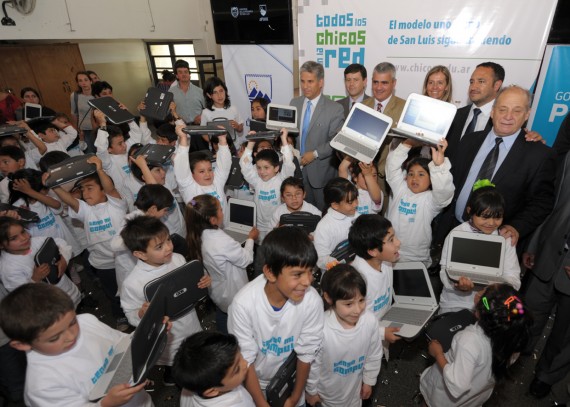 Los alumnos de la escuela Nº 176, ‘Nélida Ester Pérez de Ferrer’ con sus computadoras.