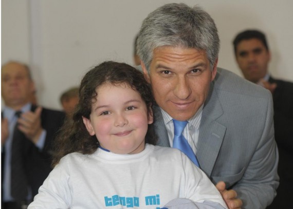 El Gobernador junto a una alumna de la escuela Remedios de Escalada