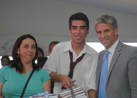 Los libros entregados a 63 escuelas de la ciudad forman parte de la “Colección del Bicentenario de la Revolución de Mayo”