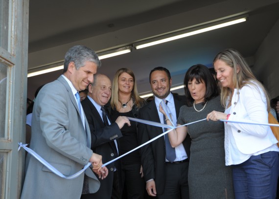 Instante en que las autoridades inauguran el playón deportivo