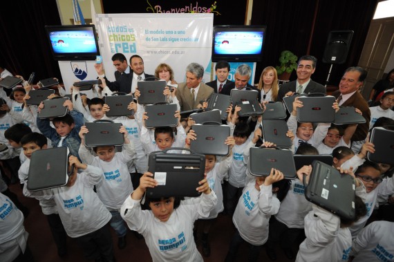 Los chicos de la escuela Mariano Moreno recibieron sus computadoras