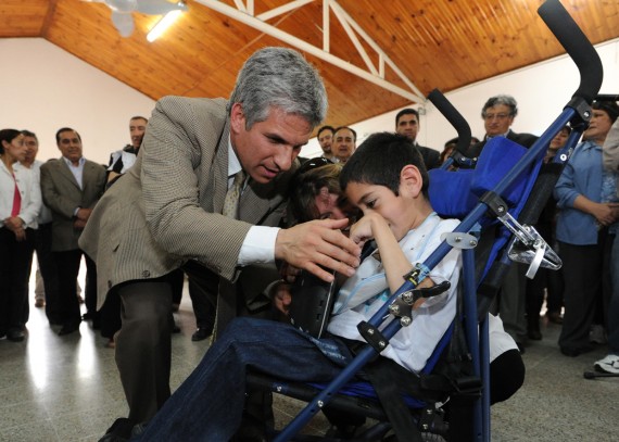 La entrega de computadoras en este último colegio, se hizo en el marco por los festejos de la institución por el día de San Francisco de Asís.