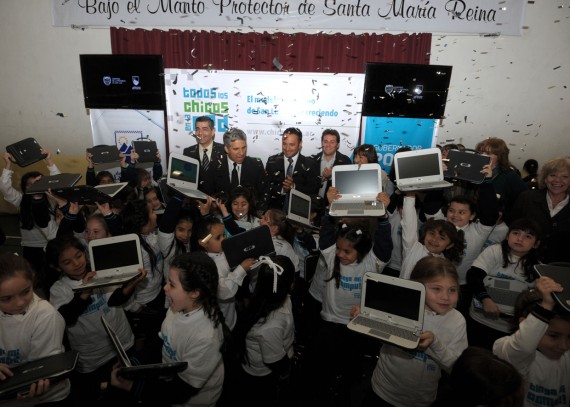 Las alumnas de la escuela Santa Maria recibieron sus computadoras
