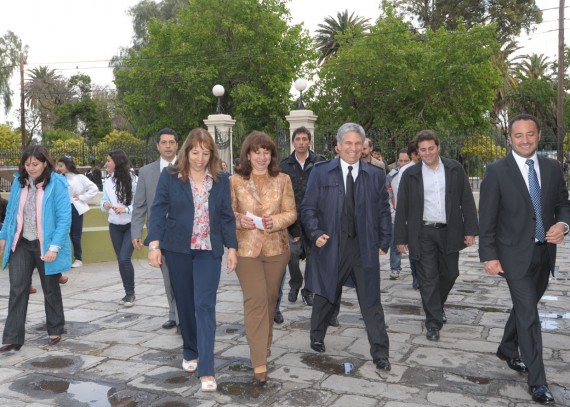El Gobernador ingresa a la histórica escuela Paula Domínguez de Bazan