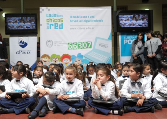 Las chicas de la Bazan ya tienen sus computadoras