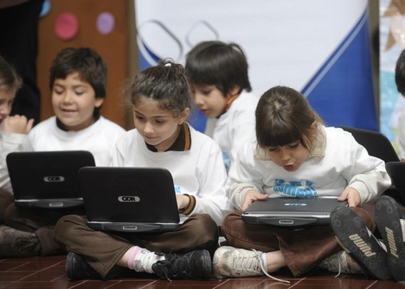 Nativos digitales: más chicos de primer grado de escuelas de la ciudad reciben este martes sus computadoras 