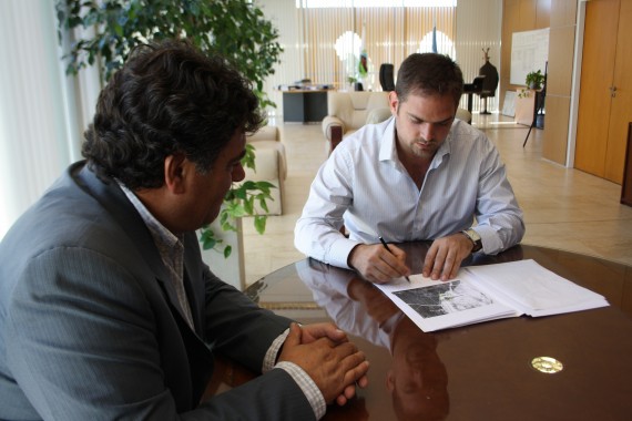 El presidente de San Luis Agua, Felipe Tomasevich, rubrica convenio con el Intendente de San Francisco.