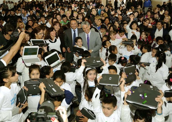 El Gobernador junto al Ministro de Educación y los alumnos de la Escuela Misiones