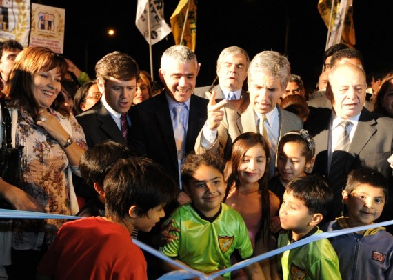 El Gobernador durante la gira que realizó el 4 de octubre, en Villa Mercedes. Inauguró 80 cuadras de pavimento en la Ribera.