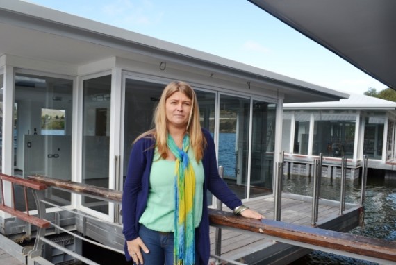 La Ministra recorrió las habitaciones flotantes