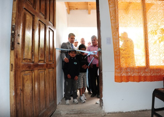 El Gobernador recorrió la vivienda junto a la comitiva que lo acompañó.