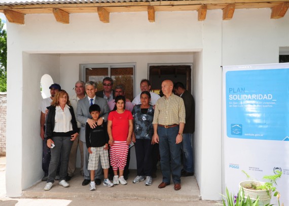 "Tanto yo como toda mi familia estamos muy agradecidos por este día, en que recibimos la vivienda digna", refirió emocionado el nuevo dueño de casa.