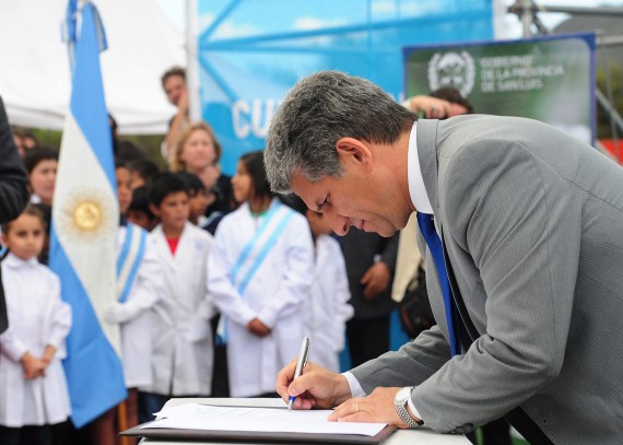 El gobernador Claudio Poggi, firmó el decreto de  otorgamiento de aporte a la Constructora San Luis SAPEM, 