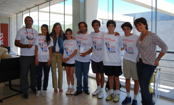 La ministra Muñiz junto a los tenistas y sus profesores.