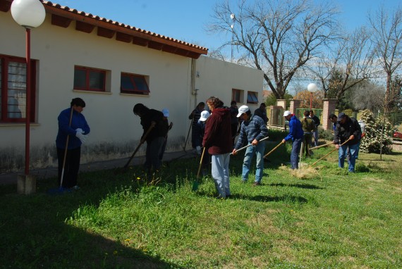 Beneficiarios del Plan de Inclusión Socia realizando la limpieza y desmalezado.