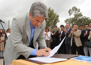 El Gobernador durante la firma del decreto que declara a Luján como 'Capital Provincial de las Aves'.