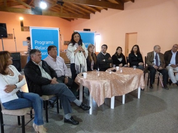 La jefa del Programa Relaciones Laborales, María José Scivetti, dio las palabras de bienvenida a la actividad.