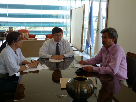 La reunión se llevó a cabo en el despacho del ministro.
