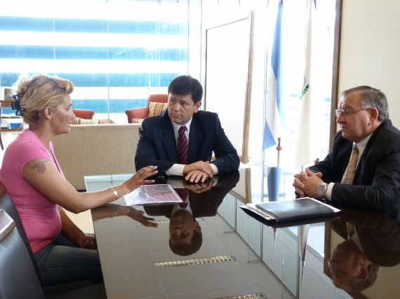  Mones Ruiz junto a Estela Ponce y Ubieta durante la audiencia. 