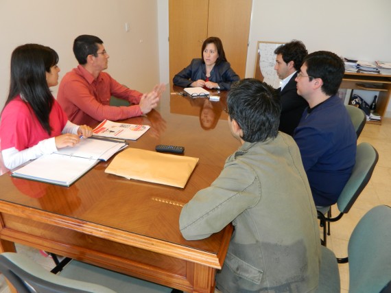 Integrantes del Ministerio de Salud y de Rock & Vida durante la reunión.