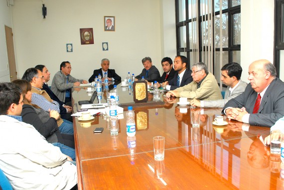 El ministro de Industria, Comercio, Minería y Transporte, Walter Padula, junto a funcionarios del ministerio durante la reunión con Diputados.