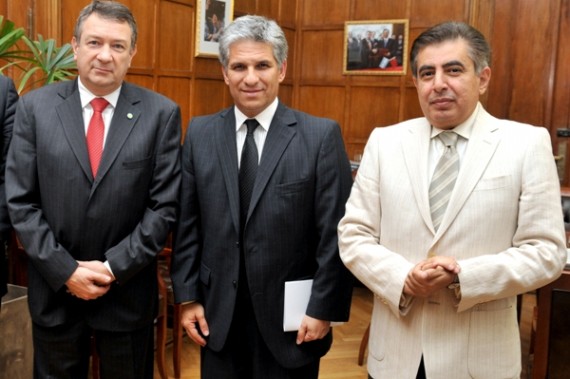 El gobernador de la Provincia, CPN. Claudio Poggi, junto al ministro de Agricultura de la Nación Norberto Yauhar (izq.), y al embajador árabe Torki Al-Madi (der).