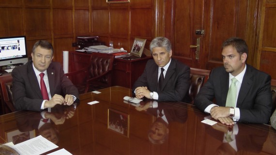 El Gobernador junto a Yauhar y Tomasevich en la reunión.