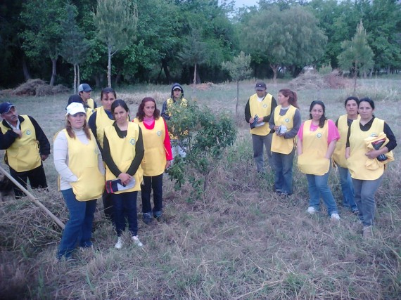 Los trabajadores recibieron pantalones, camisas, remeras, camperas, borceguíes y guantes .