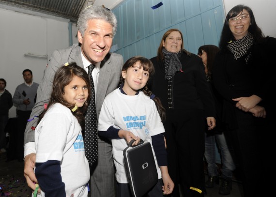 Felicidad: El Gobernador hace entrega de computadoras a Camila y Anna Laura