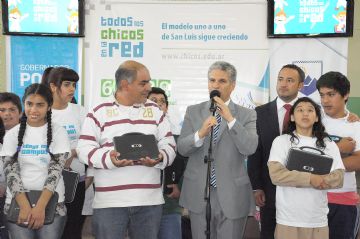 El Gobernador junto a chicos y jóvenes de Apadis.
